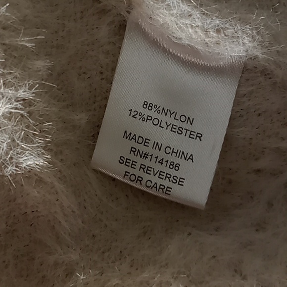 Peyton Primrose Nylon Blend Cream Fuzzy Sweater Size Small Ptp 22" L 27" - Picture 9 of 9